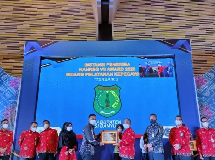 Kepala Kantor Regional VII BKN Palembang Margi Prayitno menyerahkan penghargaan kepada Kepala Badan Kepegawaian dan Pengembangan Sumber Daya Manusia (BKPSDM) Muba Sunaryo pada acara Rapat Koordinasi Penyelesaian Penetapan NIP CPNS Formasi Tahun 2019 di Lampung, Kamis (10/12). (fornews.co/humas pemkab muba)