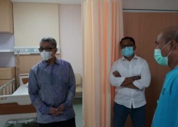 Sekjen Kemenkes Oscar Primadi saat melakukan kunjungan kerja ke RS J Leimena, Ambon, untuk memantau penanganan COVID-19 di Maluku, Minggu (13/12). (fornews.co/bkpm kemenkes)