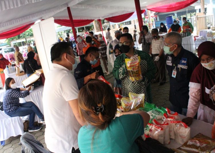 Suasana pasar murah untuk memenuhi kebutuhan warga jelang Natal dan Tahun Baru yang diawali di Pasar Sako Palembang, Kamis (17/12). (fornews.co/ist)