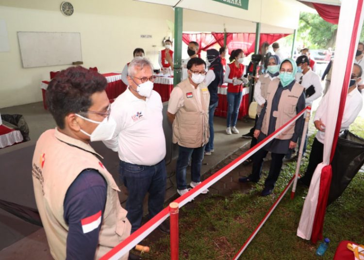 Sekjen Kemendagri Muhammad Hudori bersama Ketua KPU RI Arief Budiman dan Wali Kota Tangerang Selatan Airin Rachmi Diany memantau pelaksanaan pemungutan suara di salah satu TPS yang ada di Tangerang Selatan, Rabu (9/12). (fornews.co/humas kemendagri)