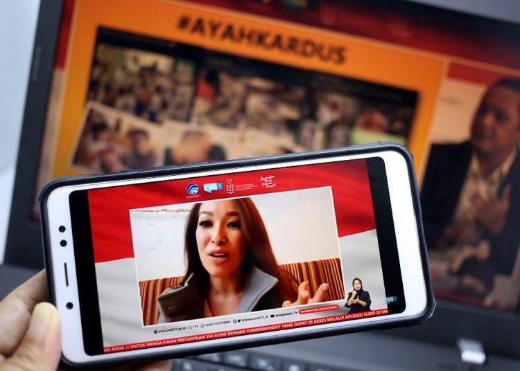 Pendiri PRAKARDUS, Muhammad Luqman Baehaqi dan Psikolog Anak dan Pendidikan, Elizabeth Santosa, menjadi pembicara dalam dialog bertema “Pandemi Tak Halangi Kreasi” di Jakarta, Jumat (11/12). (fornews.co/kpcpen)