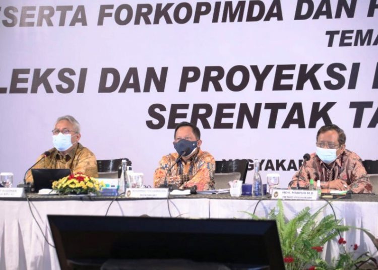 (kiri ke kanan) Ketua KPU RI Arief Budiman, Mendagri Muhammad Tito Karnavian, Menkopolhukam Mahfud MD saat konferensi pers usai Rapat Refleksi dan Proyeksi Pelaksanaan Pilkada Serentak Tahun 2020 yang digelar di Amarta Ballroom Hotel Melia Purosani Yogyakarta, Senin (14/12). (fornews.co/humas kemendagri)