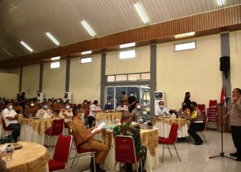 Kapolrestabes Palembang Kombes Pol Anom Setyadji menyampaikan paparan skema pengamanan pada Rakor Pengamanan Malam Tahun Baru 2021 Pemerintah Kota Palembang bersama Forum Komunikasi Pimpinan Daerah (Forkompimda) dan Polrestabes Palembang, di Mapolrestabes Palembang, Senin (29/12). (fornews.co/bakohumas palembang)