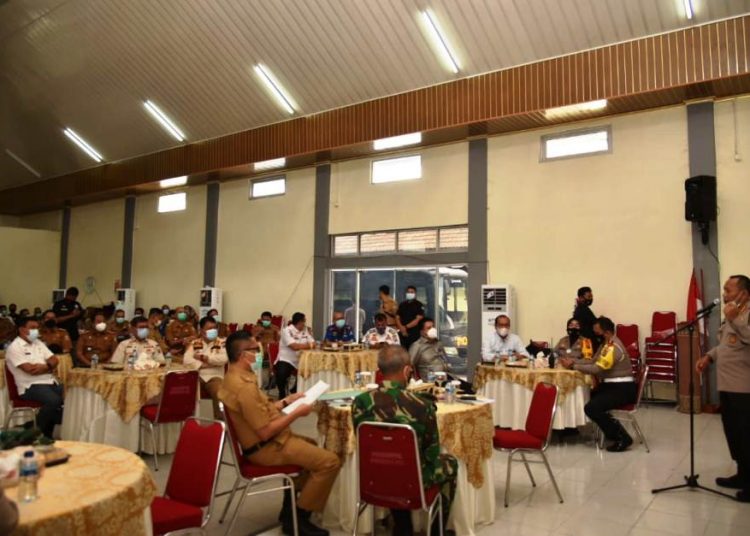 Kapolrestabes Palembang Kombes Pol Anom Setyadji menyampaikan paparan skema pengamanan pada Rakor Pengamanan Malam Tahun Baru 2021 Pemerintah Kota Palembang bersama Forum Komunikasi Pimpinan Daerah (Forkompimda) dan Polrestabes Palembang, di Mapolrestabes Palembang, Senin (29/12). (fornews.co/bakohumas palembang)