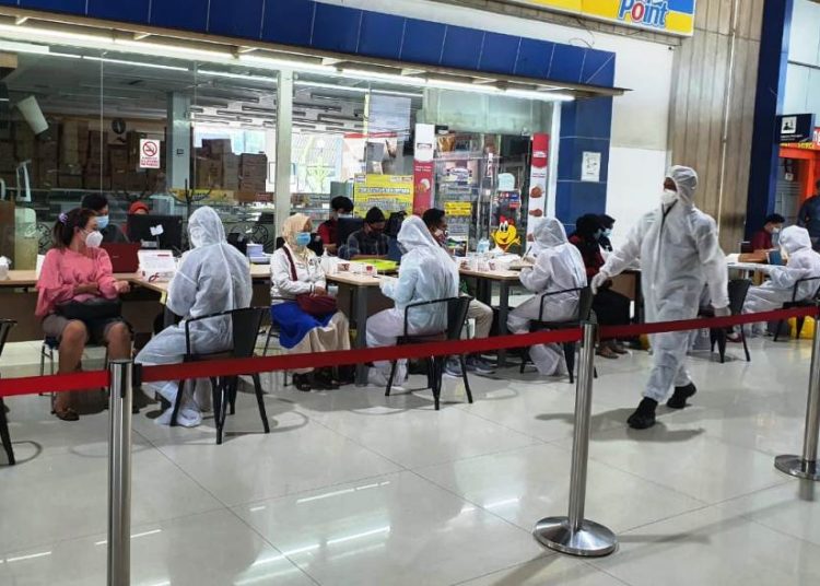 Para calon penumpang kereta api jarak jauh di Pulau Jawa menjalani pemeriksaan rapid test antigen di salah satu stasiun sebagai syarat keberangkatan menggunakan kereta api. (fornews.co/humas kai)