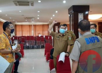 Satgas Penanganan COVID-19 Sumsel melakukan pemeriksaan lokasi yang direncanakan menjadi tempat wisuda Universitas Indo Global Mandiri, Selasa (15/12). (fornews.co/yulia savitri)