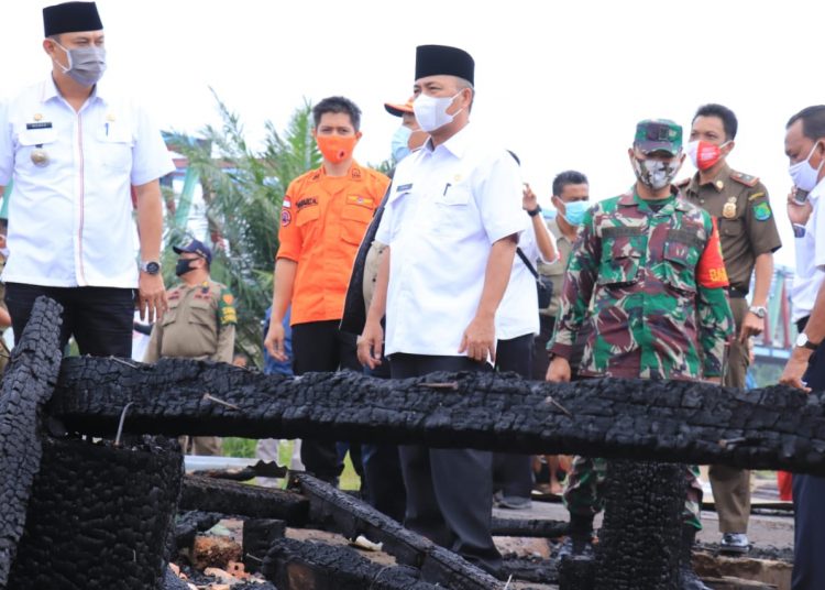 Sekda Muba Apriyadi saat mendatangi lokasi kebakaran di seberang JM Kelurahan Soak Baru, Kecamatan Sekayu, Rabu (30/12). (fornews.co/humas pemkab muba)