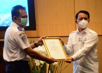 Dirjen Perhubungan Udara Novie Riyanto menyerahkan sertifikat tipe pesawat N219 kepada Direktur Utama PT Dirgantara Indonesia Elfien Guntoro, Senin (28/12). (fornews.co/humas kemenhub)