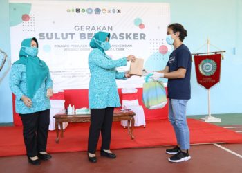 Ketua Umum TP PKK Tri Tito Karnavian membagikan masker dan makanan secara simbolis kepada anak-anak di Panti Asuhan dr Lucas di Manado usai sosialisasi protokol kesehatan dalam rangkaian acara Gerakan Sulut Bermasker, Jumat (4/12). (fornews.co/humas kemendagri)