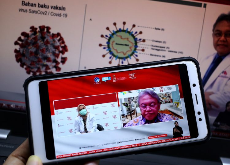 Spesialis jantung dan pembuluh darah RS Pusat Pertamina dr Erika bersama Anggota Komite Penasihat Ahli Imunisasi Nasional, ITAGI, Prof. Soedjatmiko dalam dialog produktif bertema Indonesia Siapkan Vaksin yang digelar KPCPEN di Jakarta, Rabu (2/12). (fornews.co/tikom kpcpen)