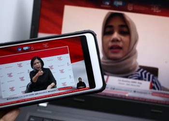Pakar Imunisasi dr Elizabeth Jane Soepardi dan Perawat RSDC Wisma Atlet Lia Gustina memberikan paparan dalam dialog produktif bertema Siapkan Kedatangan Vaksin di Jakarta, Kamis (3/12). (fornews.co/tikom kpcpen)