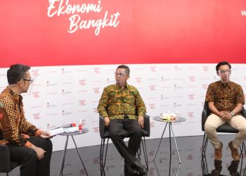Ahli Epidemiologi FKM UI, dr Syahrizal Syarif, bersama Pengusaha Travel & Juice Pakcoy, Theodorus Jodimarlo, saat menjadi pembicara dalam dialog produktif bertema Vaksin+3M: Jurus Ampuh Lawan COVID-19 di Jakarta, Kamis (3/12). (fornews.co/tikom kpcpen)