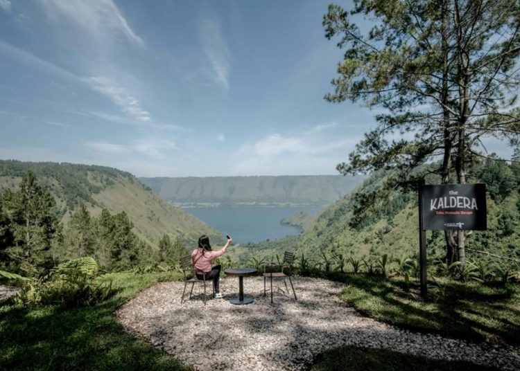 Seorang wisatawan berswafoto di salah satu spot Danau Toba yang menjadi salah satu destinasi super prioritas Indonesia. (fornews.co/kemenparekraf)