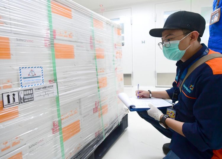 Salah satu petugas lagi mencatat Vaksin COVID-19 buatan Sinovac, yang disimpan di Kantor Pusat Bio Farma Bandung, Jabar. (fornews.co/foto: Biro Pers Setpres/Muchlis Jr)