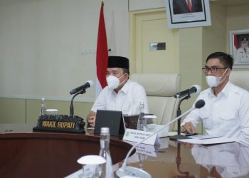 Wakil Bupati Muba Beni Hernedi bersama Wakil Ketua II DPRD Kabupaten Muba, Irwin Zulyani saat menerima LHP BPK RI atas Belanja Daerah Tahun Anggaran 2020 di Ruang Rapat Serasan Sekate, Rabu (30/12). (fornews.co/humas pemkab muba)