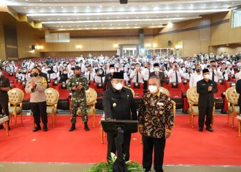 Bupati Muba Dodi Reza Alex bersama Kepala Kantor BKN Regional VII, Margi Prayitno saat meresmikan CPNS Kabupaten Muba Formasi Tahun 2019, di Opproom Pemkab Muba, Selasa (1/12). (fornews.co/humas pemkab muba).