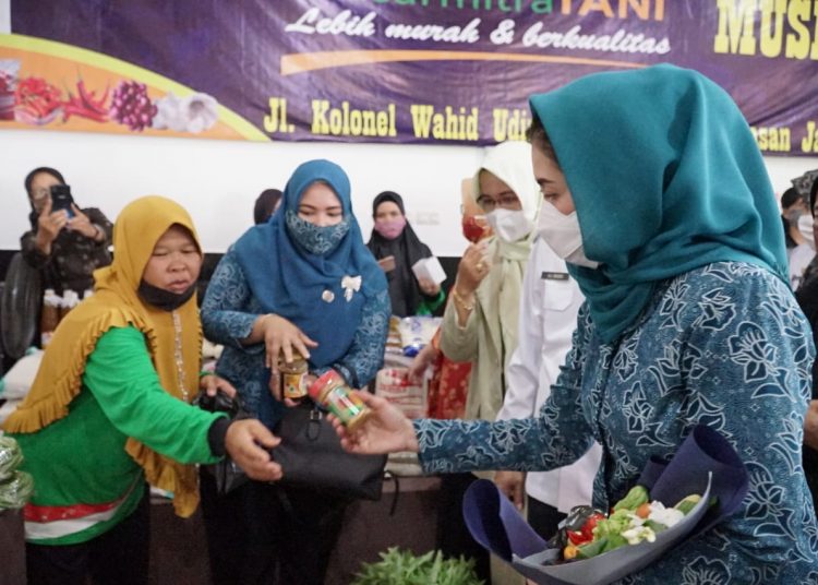 Ketua TP PKK Muba Thia Yufada Dodi Reza saat melihat bahan olahan Kelompok Wanita Tani pada launching Pasar Tani KWT yang dilaksanakan di Gedung Mitra Tani Dinas Ketahanan Pangan Muba, Rabu (2/12). (fornews.co/humas pemkab muba)