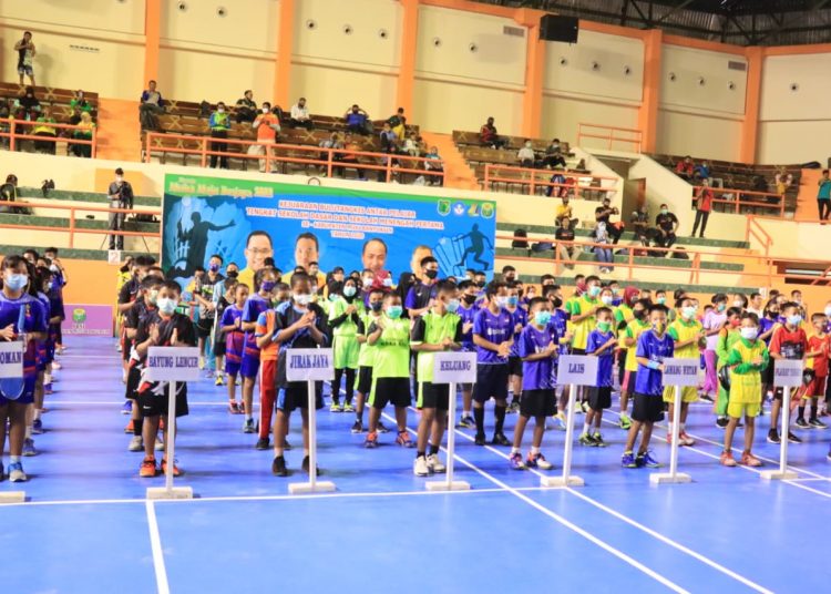 Para pelajar di Muba saat mengikuti pembukaan Turnamen Bulutangkis Tingkat Pelajar SD dan SMP antar Kecamatan se-Kabupaten Muba di GOR Ranggonang Sekayu, Rabu (2/12). (fornews.co/humas pemkab muba)