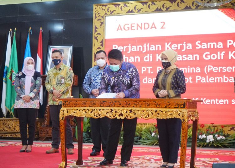 Gubernur Sumsel Herman Deru disaksikan Direktur Utama PT Pertamina Nicke Widyawati menandatangani perjanjian kerja sama pemanfaatan kawasan lapangan golf Kenten, di Griya Agung Palembang, Kamis (3/12). (fornews.co/humas provinsi sumsel)