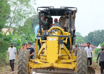 Sekda Muba Apriyadi bersama unsur Forkopimda Muba menaiki alat berat yang membuka jalan menuju Danau Ulak Lia Sekayu dalam rangka peringatan Hari Bakti PU ke-75, Kamis (3/12). (fornews.co/humas pemkab muba)