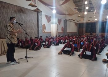 Plt Kepala Dinas Perkebunan Kabupaten Musi Banyuasin Akhmad Toyibir saat memberikan kuliah umum di Kebun Stiper Edu Agro Tourism KP2 Ungaran, Jawa Tengah, Jumat (4/12). (fornews.co/humas pemkab muba)