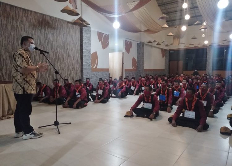 Plt Kepala Dinas Perkebunan Kabupaten Musi Banyuasin Akhmad Toyibir saat memberikan kuliah umum di Kebun Stiper Edu Agro Tourism KP2 Ungaran, Jawa Tengah, Jumat (4/12). (fornews.co/humas pemkab muba)