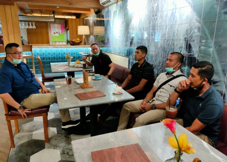 Ketua Umum KONI Sumsel Hendri Zainuddin saat berdiskusi dengan atlet Sumsel yang berada di Jakarta, Minggu (6/12). (fornews.co/humas koni sumsel)