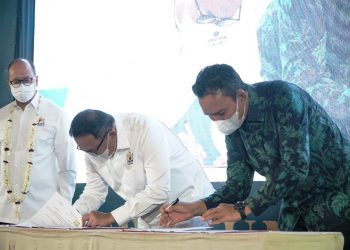 Wakil Bupati Muba Beni Hernedi menandatangani nota kesepahaman dengan Ketua KADIN Sumsel Dodi Reza Alex disaksikan Ketua Umum KADIN Indonesia Rosan P Roeslani di Hotel Santika Premiere Palembang, Senin (7/12). (fornews.co/humas pemkab muba)