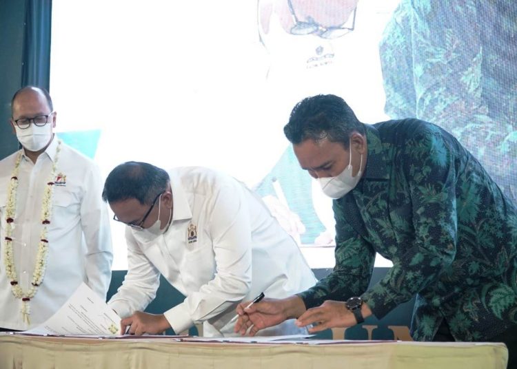 Wakil Bupati Muba Beni Hernedi menandatangani nota kesepahaman dengan Ketua KADIN Sumsel Dodi Reza Alex disaksikan Ketua Umum KADIN Indonesia Rosan P Roeslani di Hotel Santika Premiere Palembang, Senin (7/12). (fornews.co/humas pemkab muba)