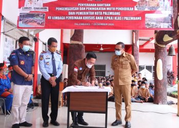Sekda Palembang Ratu Dewa menandatangani berita acara penyerahan bantuan kepada sekolah filial di Lembaga Pembinaan Khusus Anak (LPKA) Kelas I Palembang, Senin (7/12). (fornews.co/bakohumas palembang)