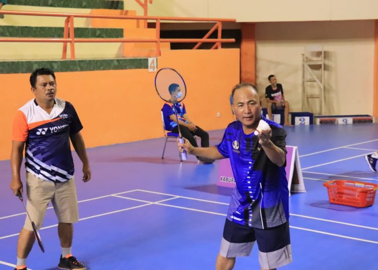 Sekda Muba Apriyadi saat bertanding pada Kejuaraan Bulutangkis Antar-Instansi di Muba dalam rangka memperingati HUT Korpri. (fornews.co/humas pemkab muba)