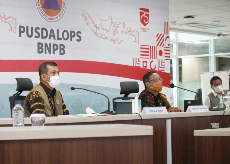 Ketua Satgas Penanganan COVID-19 Doni Monardo bersama Menko Polhukam Mahfud MD saat Monitoring Pelaksanaan Pemilihan Kepala Daerah yang disiarkan melalui media daring di Graha Badan Nasional Penanggulangan Bencana (BNPB), Jakarta, Rabu (9/12). (fornews.co/humas bnpb)