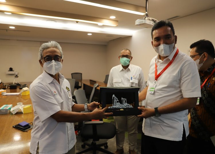 Wakil Bupati Muba Beni Hernedi menerima cendera mata usai audiensi dengan Kepala SKK Migas Dwi Soetjipto di Wisma Mulia Jakarta, Kamis (10/12). (fornews.co/humas pemkab muba)
