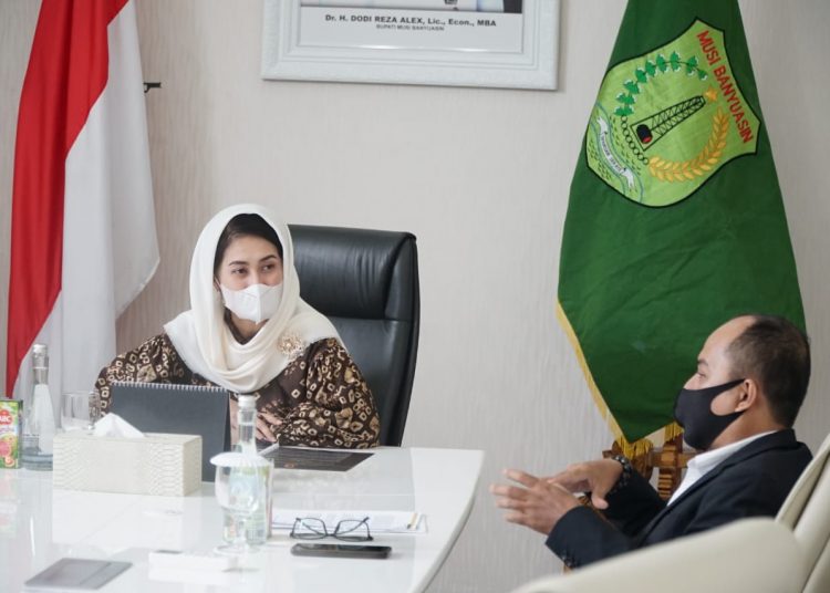 Ketua TP PKK Muba Thia Yufada saat menerima audiensi Kepala Biro Moeslim Choice Network Sumsel Rahmad Romli, di Ruang Rapat Guest House Griya Bumi Serasan Sekate, Jumat (11/12). (fornews.co/humas pemkab muba)