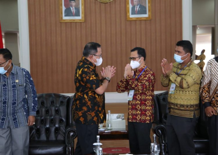 Bupati Muba Dodi Reza Alex saat menerima rombongan Panitia Natal Gereja Protestan Injil Nusantara (GPIN) Jemaat Serasan Sekate perihal izin penyelenggaraan Natal tahun 2020, di Guest House Griya Bumi Serasan Sekate, Jumat (11/12). (fornews.co/humas pemkab muba)