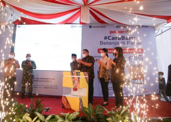 Bupati Musi Banyuasin Dodi Reza Alex saat melaunching Pasar.id Pasar Randik Sekayu, pasar tradisional online unggulan nasional di Kabupaten Muba yang dilaksanakan di halaman kantor UPTD Pasar Randik Sekayu, Jumat (11/12). (fornews.co/humas pemkab muba)
