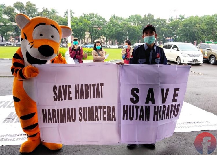 "Harimau Sumatra" ikut dalam aksi unjuk rasa di kantor gubernur Sumsel, Senin (14/12), untuk menolak pembangunan jalan angkut batu bara yang melintas di Hutan Harapan. (fornews.co/mushaful imam)