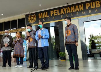 Wali Kota Palembang Harnojoyo didampingi Gubernur Sumsel Herman Deru saat memberikan keterangan pers usai pembukaan Mal Pelayanan Publik Palembang di Jakabaring, 27 November 2020. (fornews.co/bakohumas palembang)