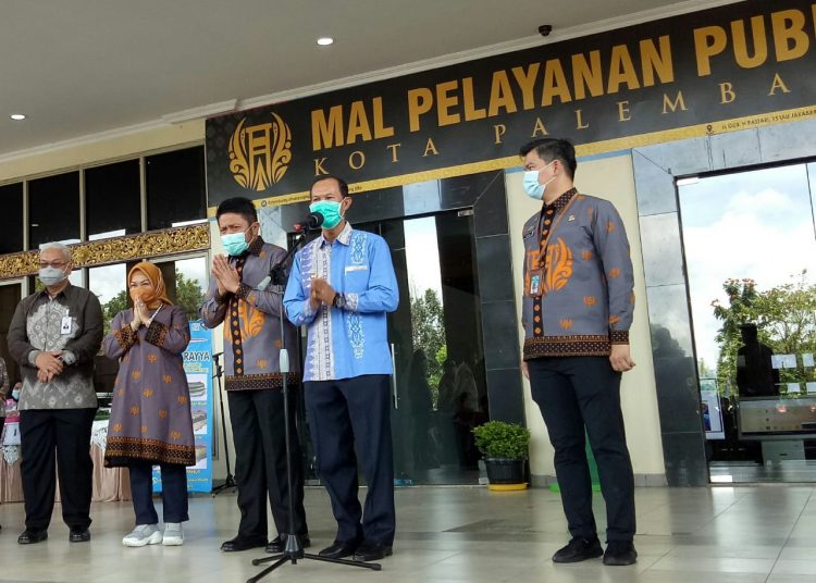 Wali Kota Palembang Harnojoyo didampingi Gubernur Sumsel Herman Deru saat memberikan keterangan pers usai pembukaan Mal Pelayanan Publik Palembang di Jakabaring, 27 November 2020. (fornews.co/bakohumas palembang)