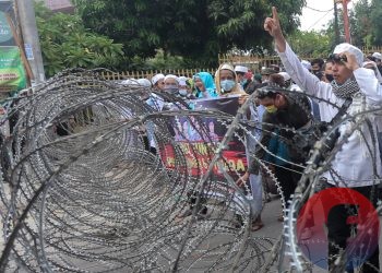 Massa tidak bisa mendekat ke Mapolda Sumsel karena terhalang security barrier. (matakamera/fornews.co/mushaful imam)