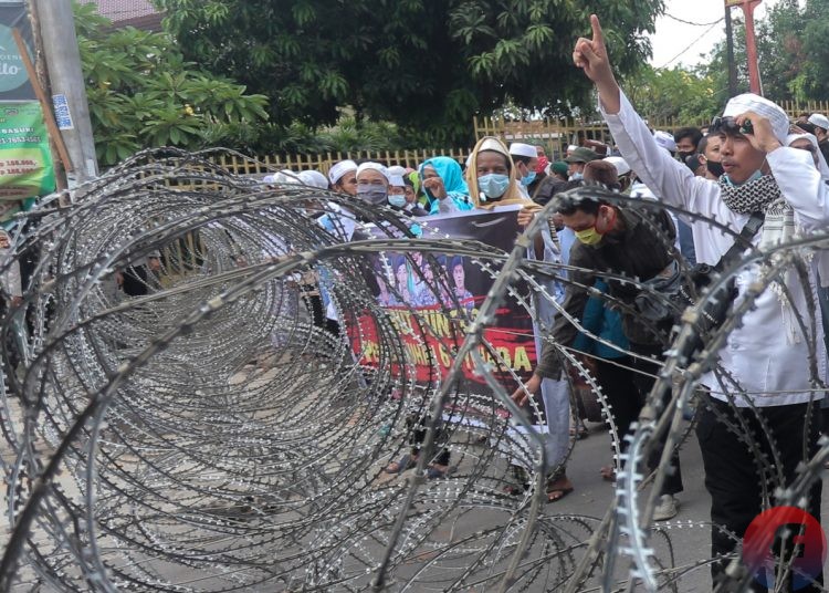 Massa tidak bisa mendekat ke Mapolda Sumsel karena terhalang security barrier. (matakamera/fornews.co/mushaful imam)