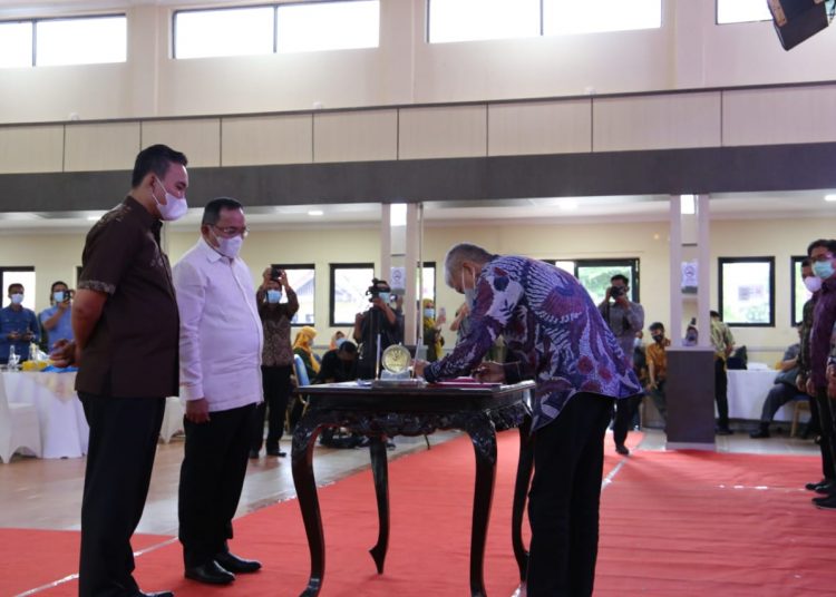Bupati Muba Dodi Reza Alex dan Wakil Bupati Beni Hernedi menyaksikan salah satu perwakilan perusahaan menandatangani MoU Bidang Ketenagakerjaan di Gedung Dharma Wanita Sekayu, Jumat (18/12). (fornews.co/humas pemkab muba)