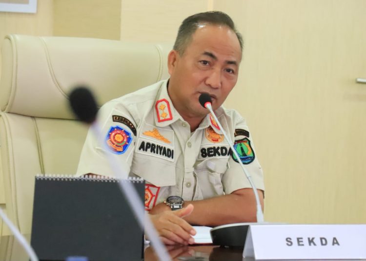 Sekda Muba Apriyadi saat memimpin rapat membahas pengangkatan PPPK dan ASN Pemkab Muba tahun 2021 di Ruang Rapat Serasan Sekate Setda Muba, Senin (21/12). (fornews.co/humas pemkab muba)