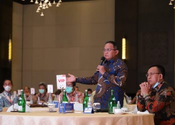 Bupati Muba Dodi Reza Alex saat memaparkan inovasi Migas berkelanjutan pada Munas IV Asosiasi Daerah Penghasil Migas (ADPM) 2020 di Meeting Room The Anvaya Hotel, Kuta-Bali, Senin (21/12). (fornews.co/humas pemkab muba)