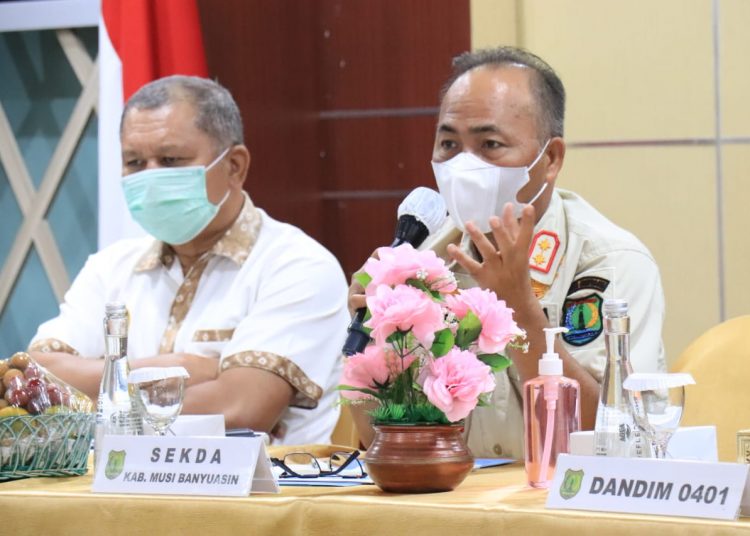 Sekda Muba Apriyadi saat memimpin Rapat Persiapan Penyelenggaraan Pembelajaran Semester Genap Tahun Ajaran 2020/2021 di Masa Pandemi COVID-19 pada satuan pendidikan di Kabupaten Muba yang dilaksanakan di Auditorium Pemkab Muba, Senin (21/12). (fornews.co/humas pemkab muba)