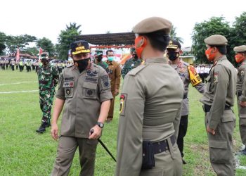 Gubernur Sumsel Herman Deru melakukan inspeksi pasukan usai memimpin Apel Gelar Pasukan Operasi Lilin Musi 2020 di lapangan sepak bola Pakri, Palembang, Senin petang (21/12). (fornews.co/humas provinsi sumsel)