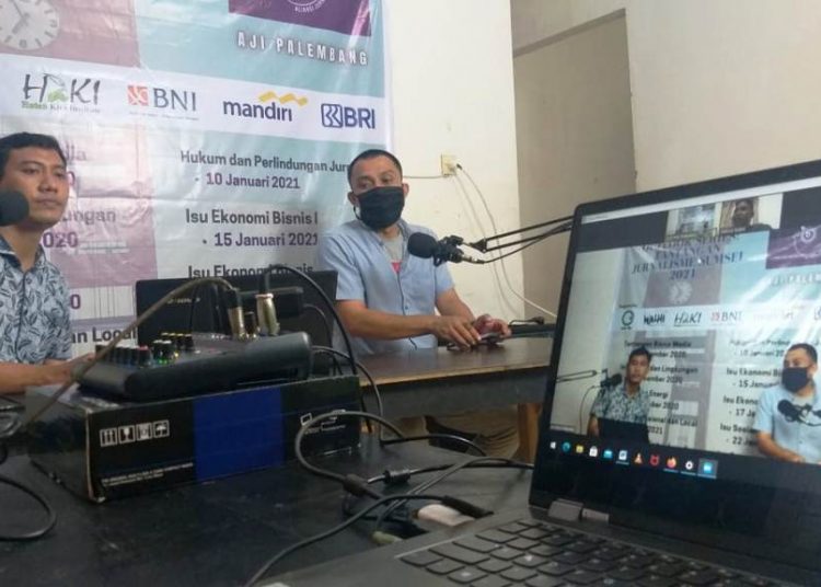 Ketua AJI Palembang Prawira Maulana dipandu host Rhama Purna Jati pada pembukaan Outlook Series 2021 di sekretariat AJI Palembang, Senin malam (21/12). (fornews.co/aji palembang)