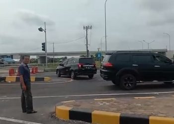 Pengendara berputar arah setelah mendapati Gerbang Tol Keramasan belum beroperasi, Selasa (22/12). (fornews.co/ist)