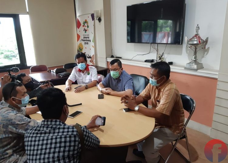 Ketua Umum Hendri Zainuddin memberikan keterangan jelang pelaksanaan Raker KONI Sumsel 2020 di sekretariat KONI Sumsel, Selasa (22/12). (fornews.co/iwan setiawan)