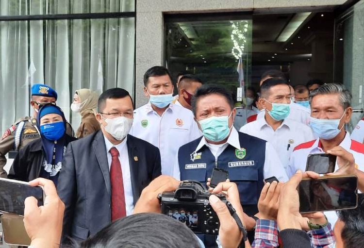 Gubernur Sumsel Herman deru memberikan keterangan kepada wartawan usai membuka Raker KONI Sumsel Tahun 2020 di Hotel Swarna Dwipa Palembang, Rabu (23/12). (fornews.co/humas koni sumsel)